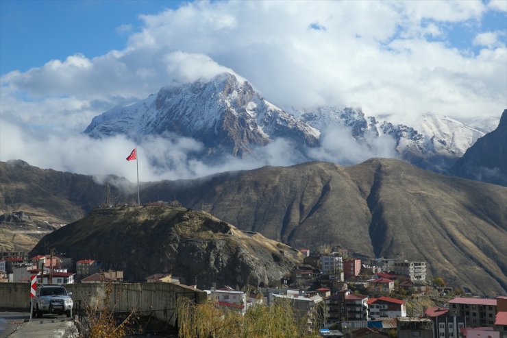 Hakkari'de yüksek kesimlerde kar etkili oldu