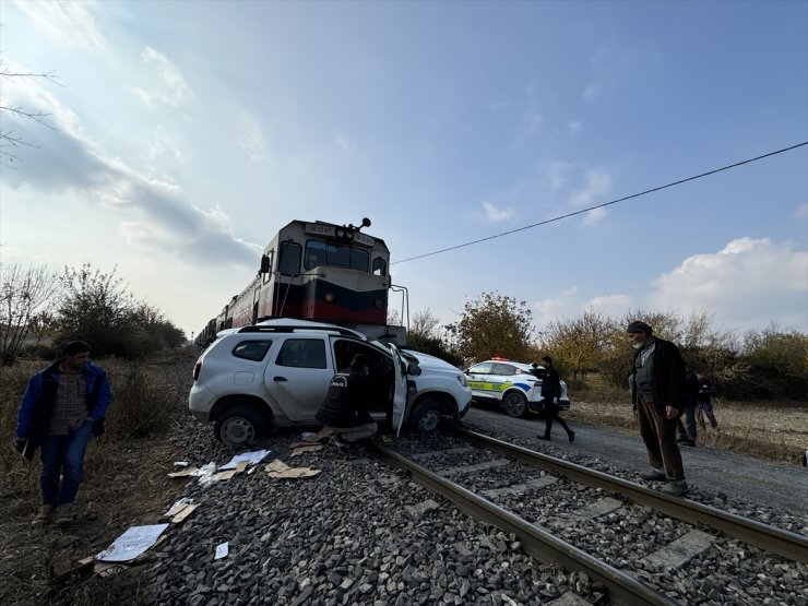 Malatya'da yük treninin otomobile çarpması sonucu 2 kişi yaralandı