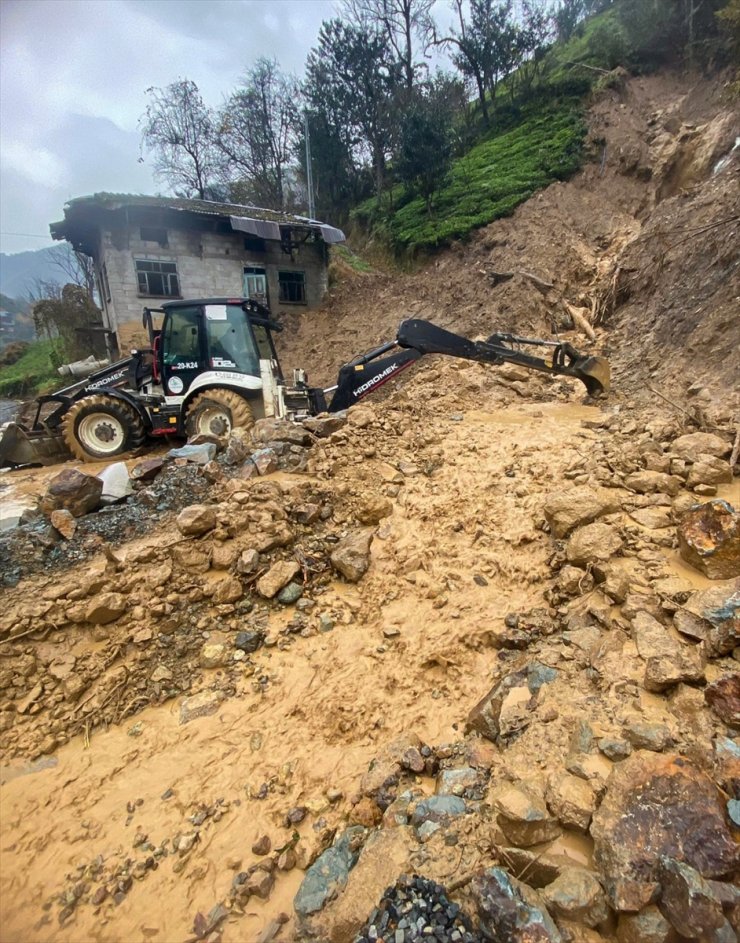 Rize'de şiddetli yağış nedeniyle 21 köy yolunda heyelan oldu