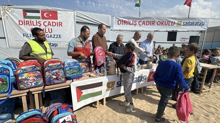 Sadakataşı Derneğinin Gazze'deki çadır okulundan 150 öğrenci faydalanacak