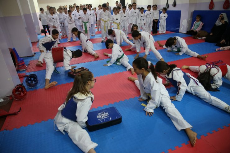 Şanlıurfa'da kadın tekvando antrenöründen öğrencilere gönüllü eğitim