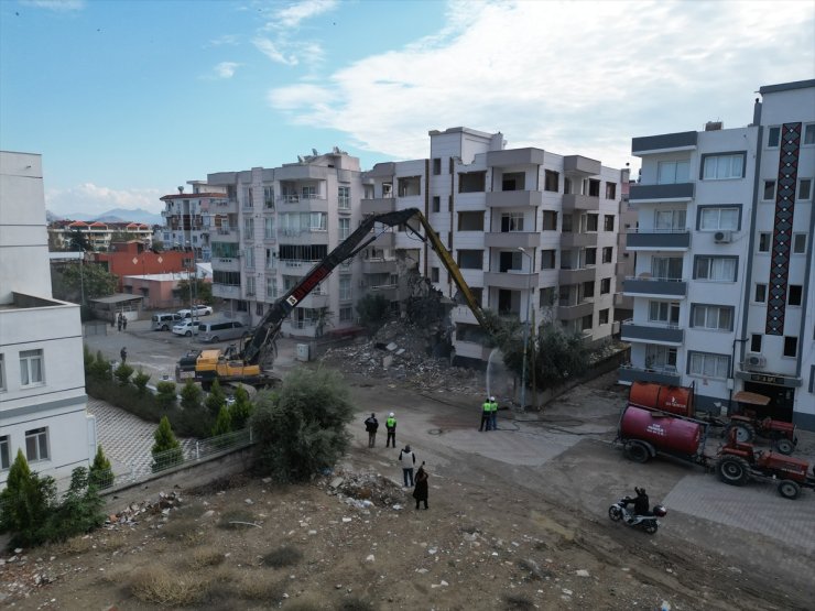 Adana'da güçlendirme başvurusu yapılmayan orta hasarlı binaların yıkımı sürüyor