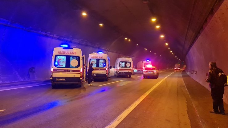 Anadolu Otoyolu'nda zincirleme trafik kazasında 14 kişi yaralandı