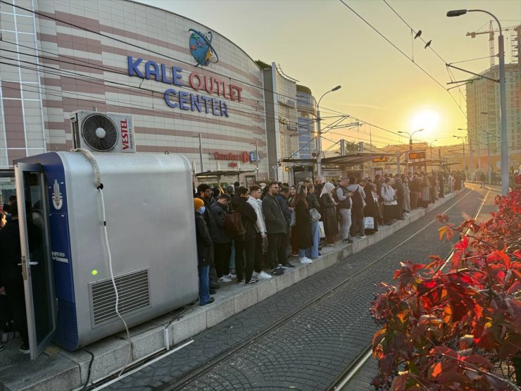 İstanbul'da toplu ulaşım ve bazı yollarda trafik yoğunluğu yaşanıyor