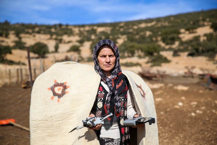 Kadın çoban, sürüsünün takibini dronla yapıyor