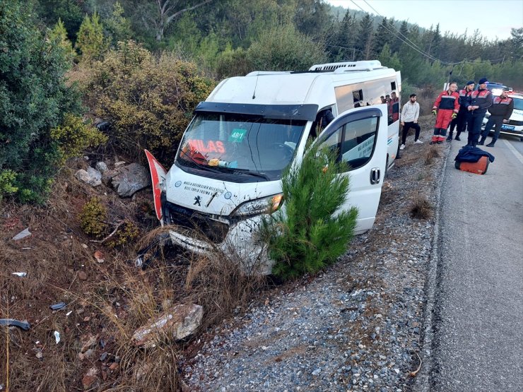 Muğla'da trafik levhasına çarpan minibüsteki 8 kişi yaralandı