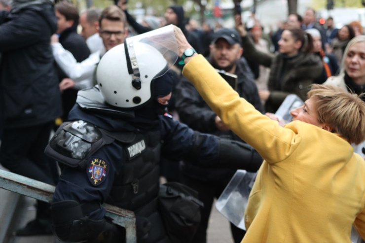 Sırbistan'da tren istasyonundaki kazaya muhalefetin tepkisi sürüyor