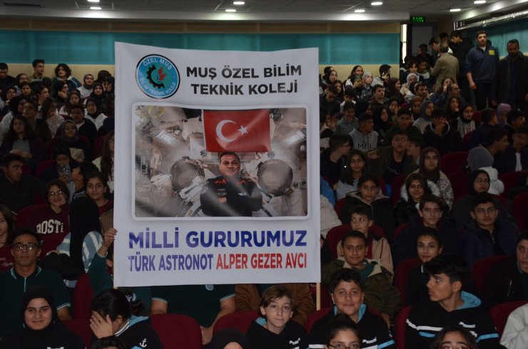 Türkiye'nin ilk astronotu Alper Gezeravcı Muş'ta öğrencilerle buluştu