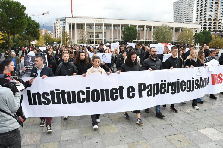 Arnavutluk'ta akran şiddeti karşıtı protesto düzenlendi