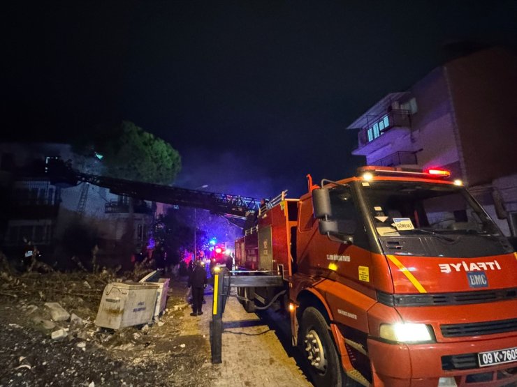 Aydın'da bir evde çıkan yangında 3 kişi dumandan etkilendi