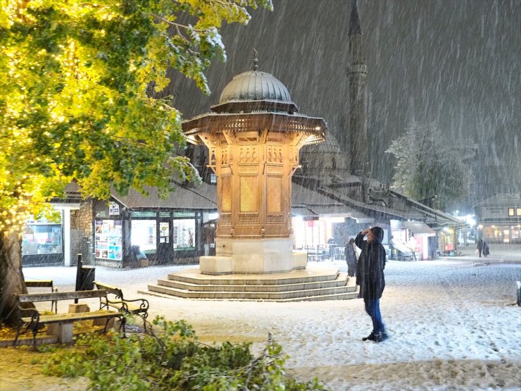 Bosna Hersek'in başkenti Saraybosna'da kar etkili oldu