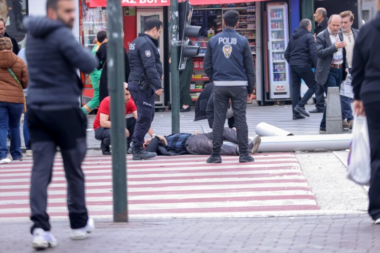 Bursa'da binanın duvarından sökülen boru parçalarının isabet ettiği kişi yaralandı