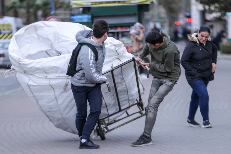 Bursa'da kuvvetli lodos etkisini sürdürüyor