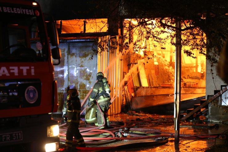 GÜNCELLEME - Bursa'da mobilya imalathanesinde çıkan yangın söndürüldü