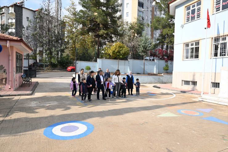 Görme engelli okul müdürü çocukların neşesiyle dünyasını aydınlatıyor