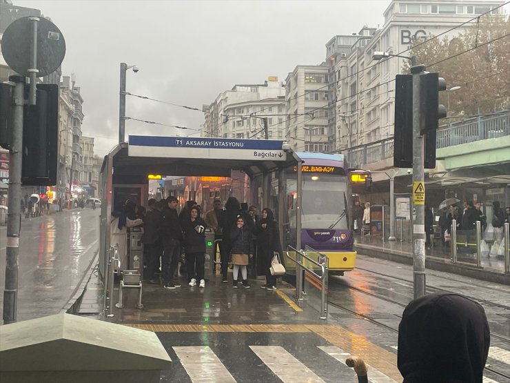 İstanbul'da yağış nedeniyle toplu ulaşımda aksamalar yaşanıyor