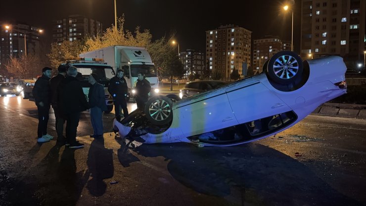 Kayseri'de 3 otomobilin karıştığı trafik kazasında 4 kişi yaralandı