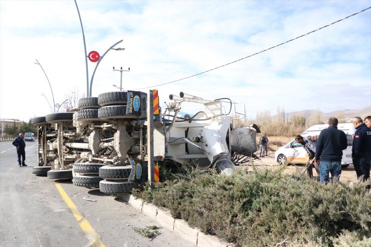 Niğde'de devrilen beton mikserindeki 2 kişi yaralandı