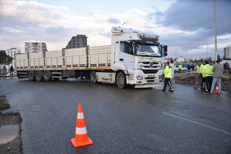 Şanlıurfa'da tırın çarptığı elektrikli bisikletin sürücüsü öğretmen öldü