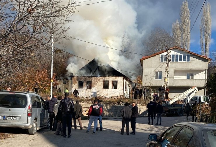 Sivas'ta ahşap evde çıkan yangın söndürüldü