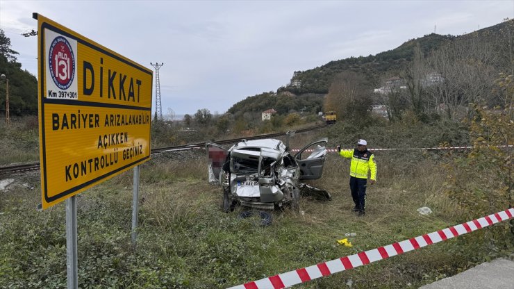 GÜNCELLEME - Zonguldak'ta trenin çarptığı hafif ticari araçtaki 1 kişi öldü, 1 kişi yaralandı