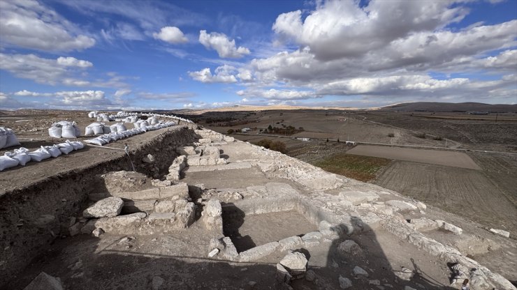 Antik höyükteki "Listra Kilisesi" gün yüzüne çıkarılıyor