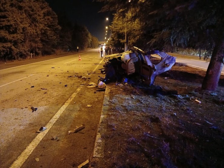 Balıkesir'de refüje çarpan otomobilin sürücüsü öldü