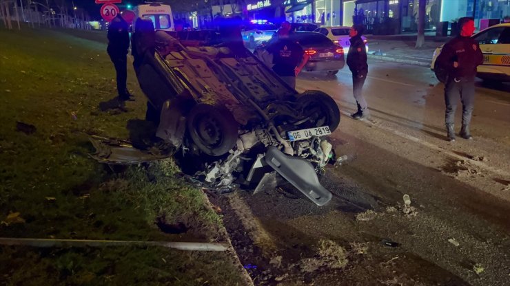 Bursa'da aydınlatma direğine çarpan otomobildeki 2 kişi yaralandı