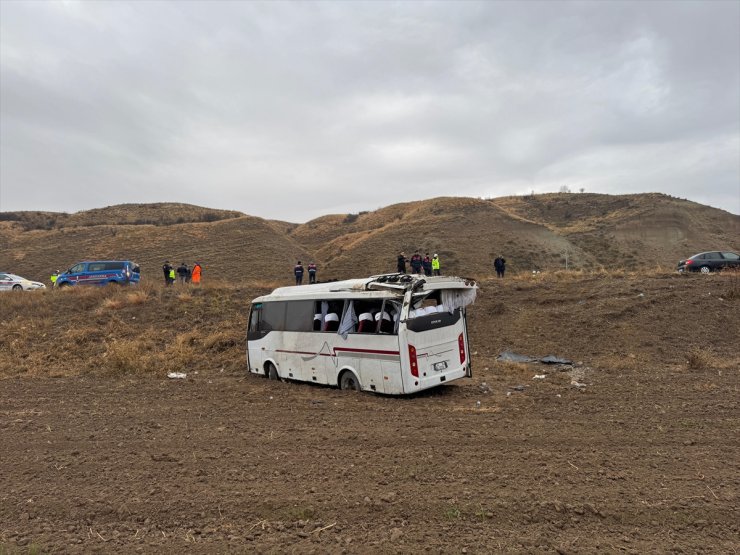 Çankırı'da cenazeye gidenlerin bulunduğu midibüs devrildi, 29 kişi yaralandı