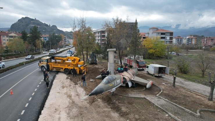 Çorum'un Osmancık ilçesinde 1994'ten beri sergilenen anıt uçak yeni yerine taşındı