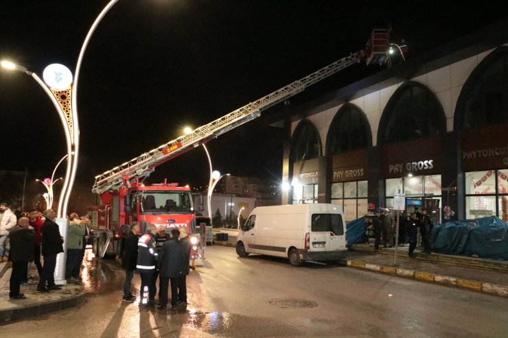 Yozgat Hal ve İş Merkezi'nin çatısında çıkan yangın söndürüldü