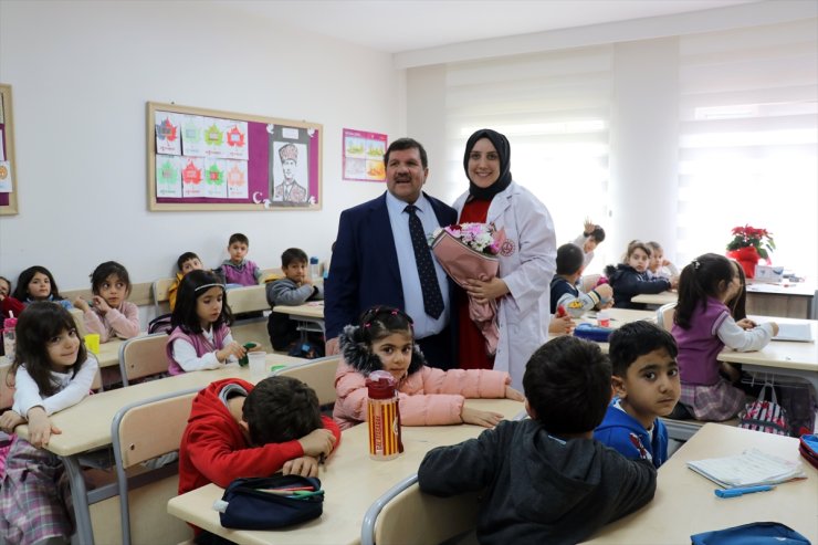 Ağrı'da kızıyla aynı okulda öğretmenlik yapan baba, vedaya hazırlanıyor