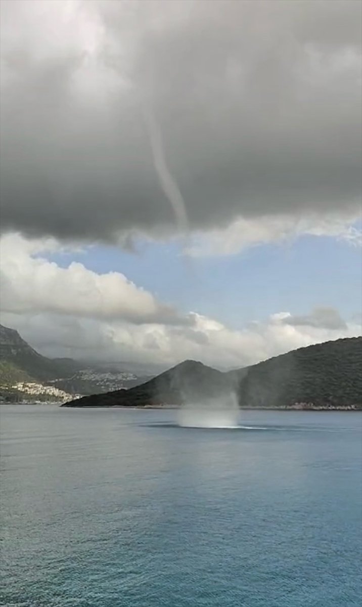 GÜNCELLEME - Antalya'da hortum ve kuvvetli sağanak seralara zarar verdi