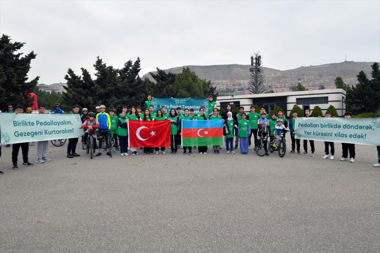 Bakü Türk Anadolu Lisesi öğrencileri çevre bilinci için pedal çevirdi