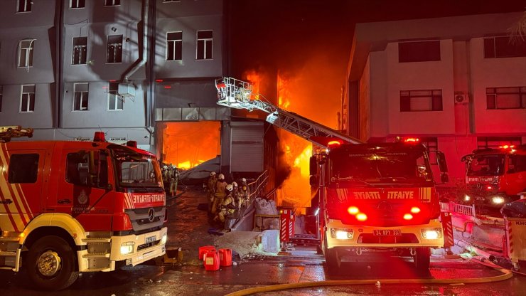 GÜNCELLEME 3 - Beylikdüzü'ndeki fabrika yangınına itfaiyenin müdahalesi sürüyor