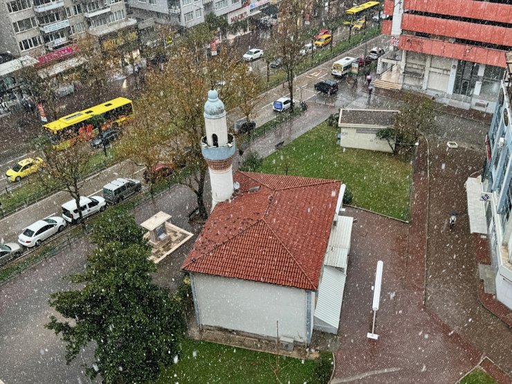 Bursa kent merkezinde mevsimin ilk karı etkili oluyor