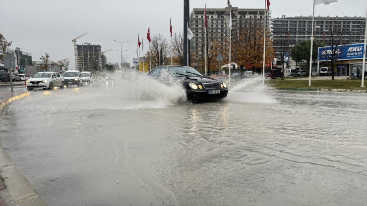 Bursa'da lodosun ardından şiddetli yağış etkili oluyor