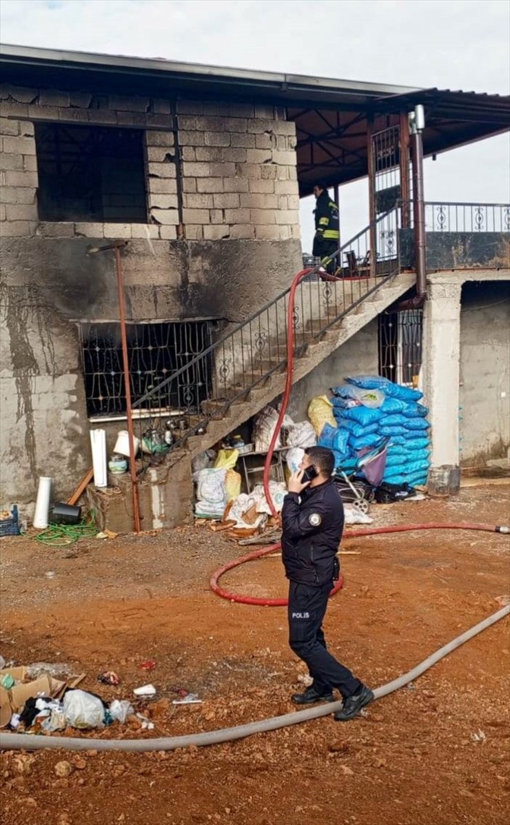 Gaziantep'te evde çıkan yangında anne ve çocuk dumandan etkilendi