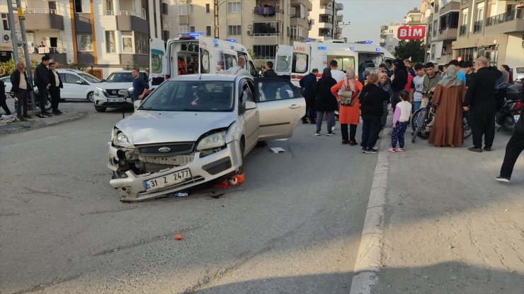 Hatay'da otomobilin çarptığı motosikletteki 3 kişi yaralandı