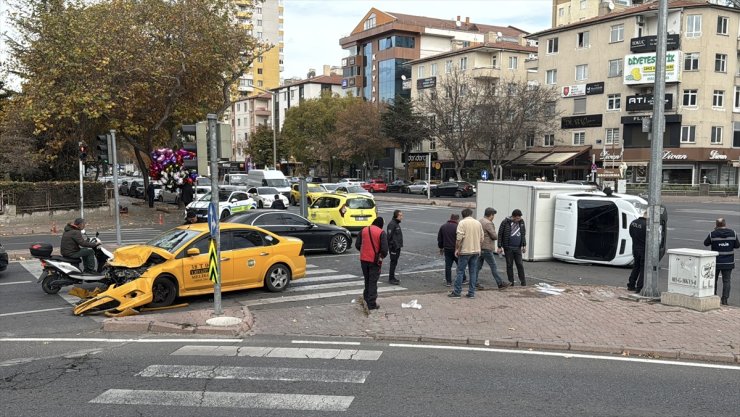 Kayseri'de taksi ile kamyonetin çarpışması sonucu 6 kişi yaralandı