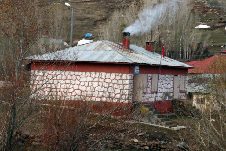 Köyün tek öğretmeni çocukları geleceğe hazırlıyor