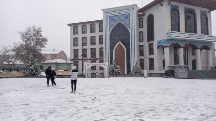 Kütahya’da mevsimin ilk karı yağdı