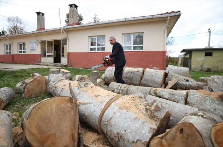 "Muharrem öğretmen" köy okulundaki sobaları yakıp öğrencilerini ıhlamurla karşılıyor