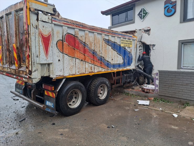 Sakarya'da fren arızası nedeniyle eve giren kamyonun sürücüsü yaralandı