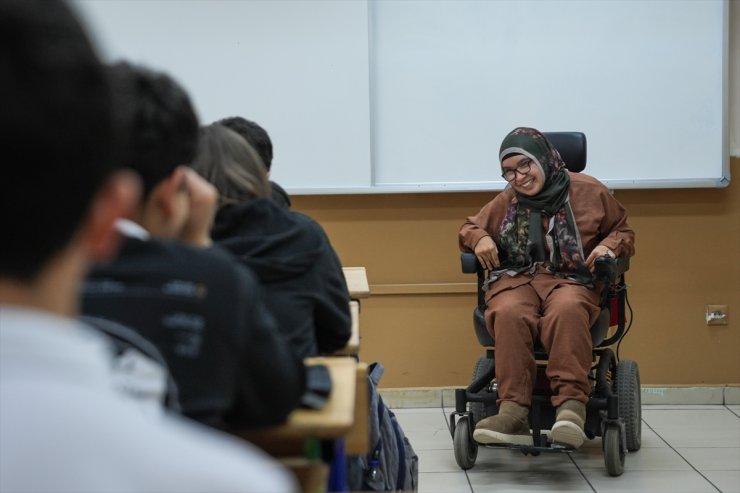 Serebral palsili öğretmen engelli öğrencisinin Çanakkale'yi görme hayalini gerçeğe dönüştürdü