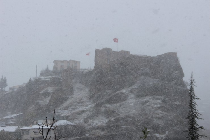 Adana'nın yüksek kesimlerinde kar yağışı etkili oldu