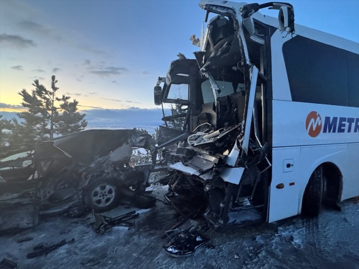 Afyonkarahisar'da 3 aracın karıştığı trafik kazasında 30 kişi yaralandı