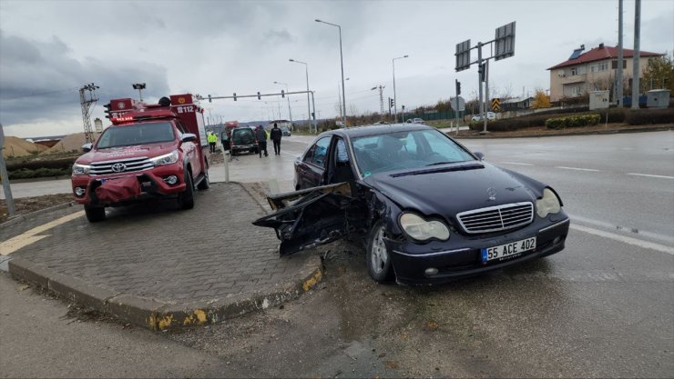 Amasya'da cip ile otomobilin çarpıştığı kazada 4 kişi yaralandı