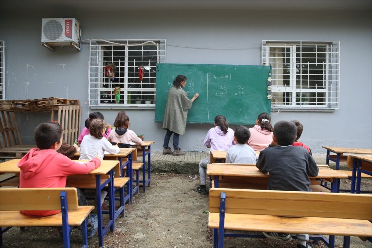 Arzu öğretmen atık malzemelerden tasarladığı ürünlerle okulu renklendirdi