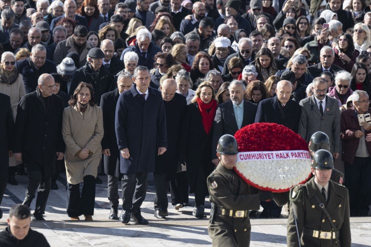 CHP Genel Başkanı Özel, Öğretmenler Günü dolayısıyla Anıtkabir'i ziyaret etti